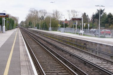 21 Mart 2021 - Datchet, UK: Tren istasyonundaki boş rayların görüntüsü