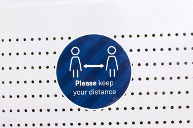 Coronavirus imzası, İngiltere 'deki koltukta sosyal mesafeyi gösteriyor.