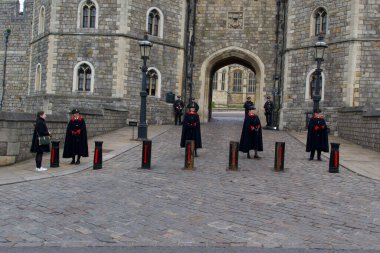 10 Nisan 2021, Windsor UK: Prens Philip 'in ölümünden sonra kalenin dışındaki personel