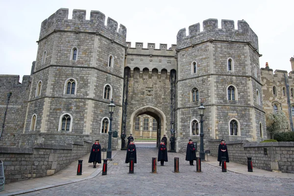 10 Nisan 2021 - Windsor UK: Windsor Kalesi dışında yas tutan personel