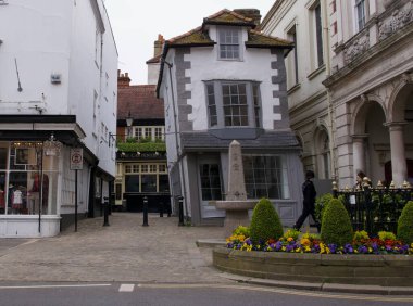 10 Nisan 2021 - Windsor UK: Eski binalarla sokak sahnesi