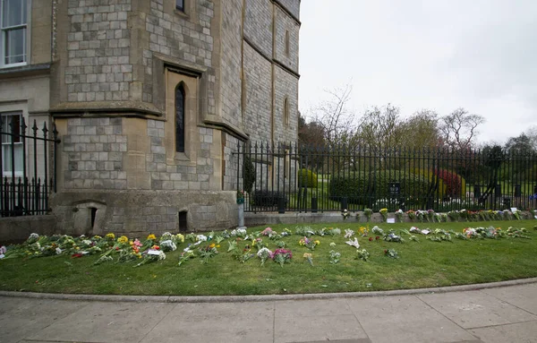 10 april 2021 - Windsor UK: Bloemen ter nagedachtenis van prins Philip — Stockfoto