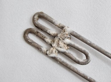 Beyaz arkaplana karşı yanmış ev aletleri ısıtma elementini kapat