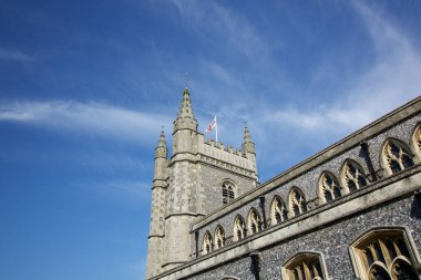 24 Nisan 2021 - Bucks, UK: Mavi gökyüzünde Aziz George 'un kilise bayrağı dalgalandı