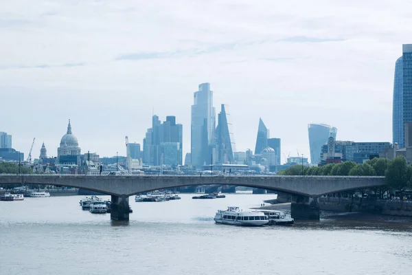29 maja 2021 - Londyn, Wielka Brytania: Fajny odcień londyńskiej panoramy, w tym St Pauls — Zdjęcie stockowe