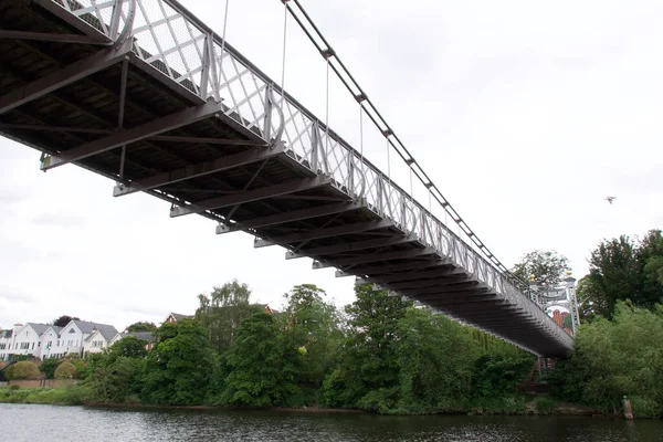 10 de junho de 2021 - Chester, Reino Unido: Vista da ponte sobre o rio Dee — Fotografia de Stock