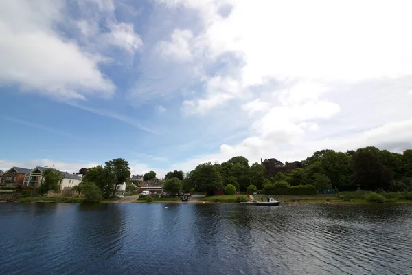 11 junio 2021 - Chester Reino Unido: Vista del río desde el río Dee — Foto de Stock