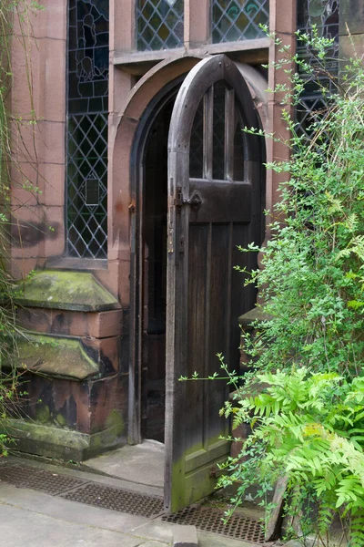 10 de junho de 2021 - Chester UK: Porta aberta na Catedral de Chester — Fotografia de Stock