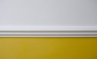 Beyaz dado desenli, altı sarı, üstü beyaz.