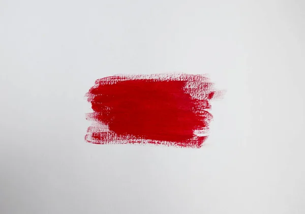 Patch de peinture rouge pourpre sur fond blanc uni avec espace de copie — Photo