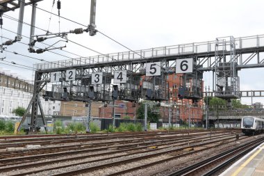 15 Temmuz 2021 - Londra, İngiltere: Genel sayılı demiryolu hatlarının görüntüsü