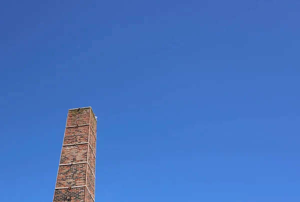 Oude industriële vierkante schoorsteen tegen diepblauwe achtergrond met kopieerruimte — Stockfoto