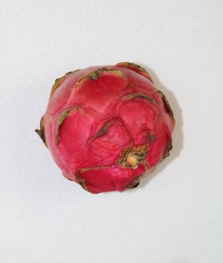 Koyu pembe ejderha meyvesi ya da pitaya görüntüsünü kapat