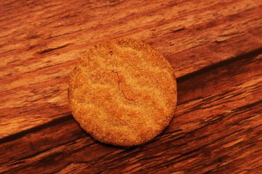 Yuvarlak yuvarlak kraker, fotokopi alanı ile ahşap masada yatıyor.