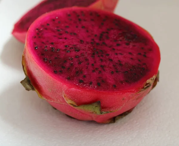 Zbliżenie sekcji przez soczyste ciemnoróżowe owoce pitaya — Zdjęcie stockowe