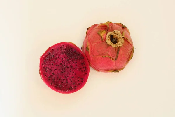 Pitaya lub smoczy owoc z ciemnoróżowym środkiem przeciętym na pół — Zdjęcie stockowe