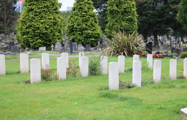 21 August 2021 - Alperton UK: View of military section of Alperton Cemetery — Stock Photo, Image