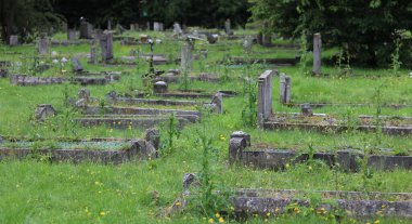 21 Ağustos 2021 - Alperton UK: Mezarlıktaki eski mezarların manzarası