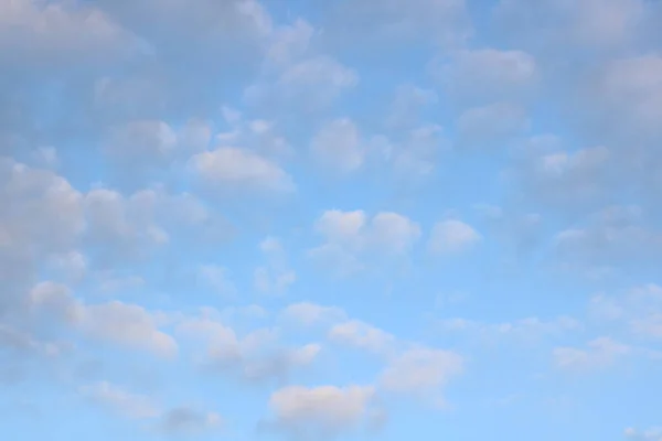 Volledig frame van mooie blauwe lucht met lichtgrijze wolkenvorming — Stockfoto