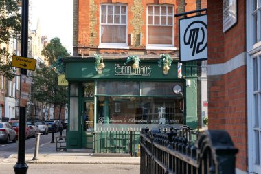 5 Eylül 2021 - Londra, İngiltere: Berber dükkanlı sokak manzaralı