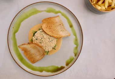 Marul yatağında soslu yengeç resmi var.