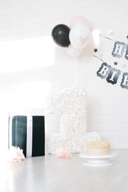 Birinci yaş günü için dekore edilmiş fotoğraf bölgesi, kızlar için, pasta, çiçekler, hediyeler
