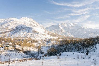 Güneşli bir günde Özbekistan 'daki Tianshan dağ sisteminin güzel kış manzarası. Chimgan Dağı