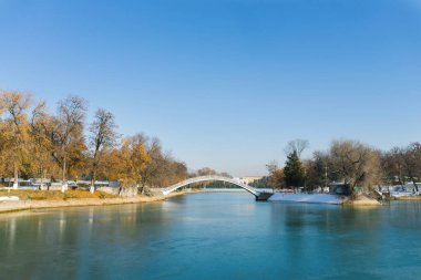 Taşkent, Özbekistan. Aralık 2019. Özbekistan ulusal parkında (Komsomol Gölü) ve güneşli bir günde gölün üzerinde bir köprü