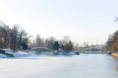 Taşkent, Özbekistan. Şubat 2019. Kış mevsiminde Özbekistan Ulusal Parkı 'nda bulunan Reservoir (Komsomol Gölü), buzla kaplı ve göl üzerinde bir köprü bulunuyor.