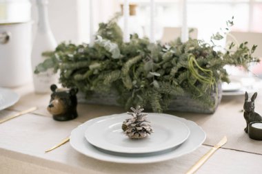 Güzel ve şık bir Noel kahvaltısı ya da parlak oturma odasında verilen öğle yemeği. Yemek salonunun dekorasyonu. Beyaz tabakta bir yumru