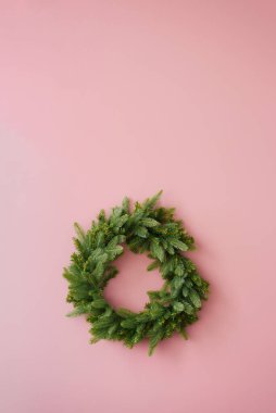 Pembe arka planda Noel çelengi için boş. Noel ladin çelengi. Boşluğu kopyala