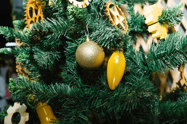 Kerstboom Met Thema Speelgoed Tandwielen Gloeilampen Wielen Wetenschapsboom — Stockfoto