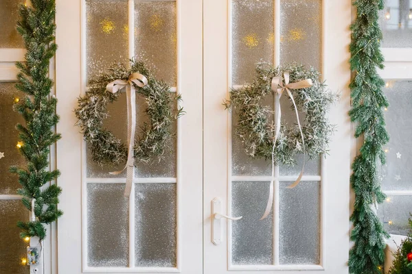 Porte Bois Blanc Avec Une Couronne Arbre Noël Suspendue — Photo