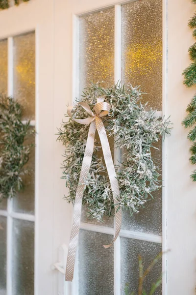 Świąteczny Wieniec Białych Drzwiach Bliska Zimowa Bajka Wspaniała Dekoracja — Zdjęcie stockowe