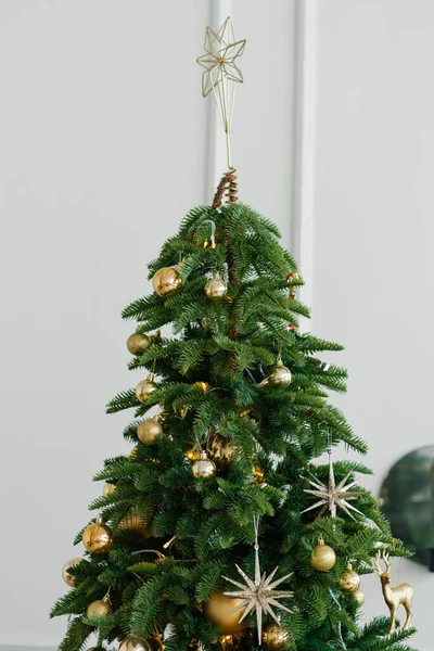 Hermoso Árbol Navidad Clásico Con Juguetes Dorados Sala Estar —  Fotos de Stock