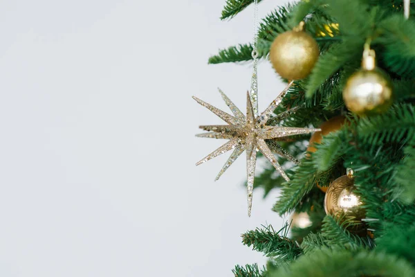 나무로 황금빛 조명의 크리스마스 — 스톡 사진