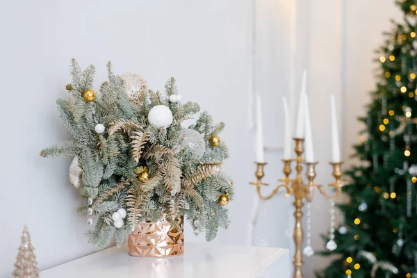 Різдвяний Декор Класичній Вітальні Або Гілках Ялини Золотих Вазах Іграшками — стокове фото