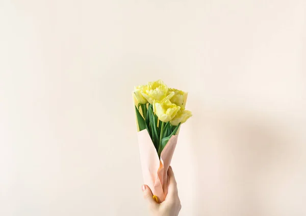 Ramo Primavera Tulipanes Amarillos Forma Peonía Mano Una Mujer Ramo — Foto de Stock