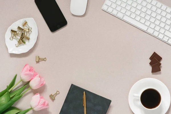 Espacio Trabajo Casa Una Bloguera Freelancer Mujer Flores Primavera Tulipanes — Foto de Stock