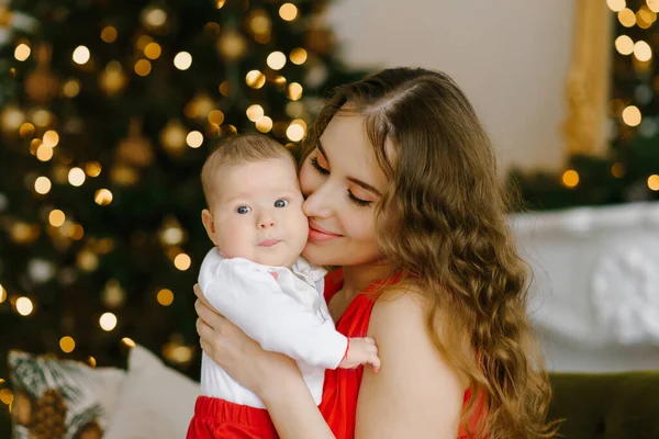 Feliz Celebração Natal Uma Jovem Mãe Filho Sala Estar Árvore — Fotografia de Stock
