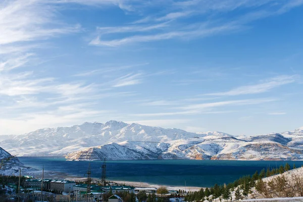 Mountain Lake Charvak Uzbekistan Snowy Frosty Day Surrounded Tien Shan — Stock Photo, Image