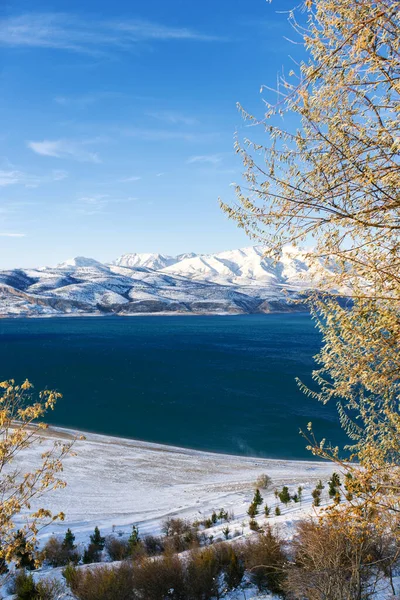 Charvak Lago Montanha Uzbequistão Dia Gelado Nevado Cercado Pelas Montanhas — Fotografia de Stock
