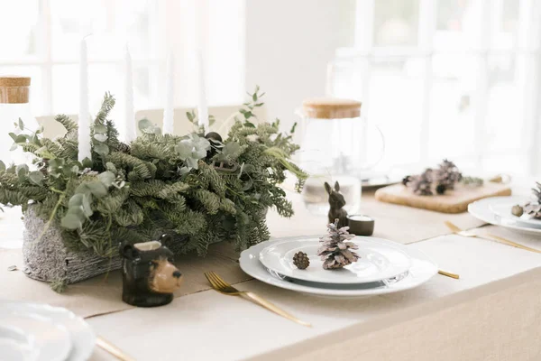 Elegante Mesa Navidad Una Composición Ramas Abeto Platos Blancos Decorados — Foto de Stock