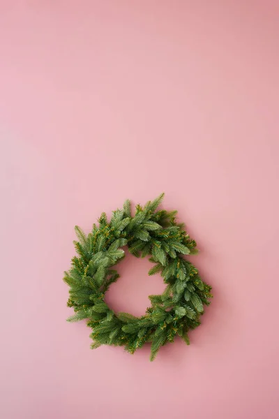 Corona Blanco Para Navidad Sobre Fondo Rosa Corona Navidad Abeto — Foto de Stock