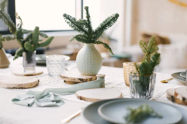 Decoración Navideña Marco Una Mesa Festiva Para Almuerzo Cena Jarrón — Foto de Stock