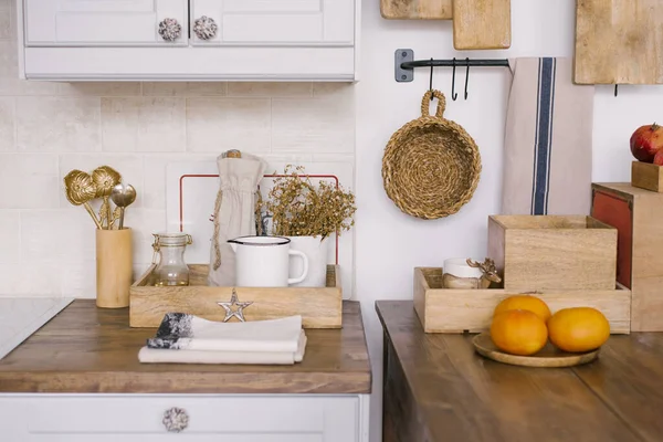 Moderna Cocina Blanca Estilo Escandinavo Está Decorada Con Fondo Navideño —  Fotos de Stock