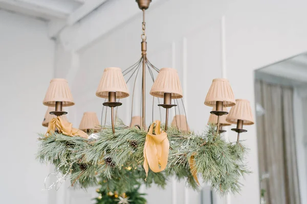 Lustre Vintage Avec Chandelier Décoré Branches Pin Cônes Rubans — Photo