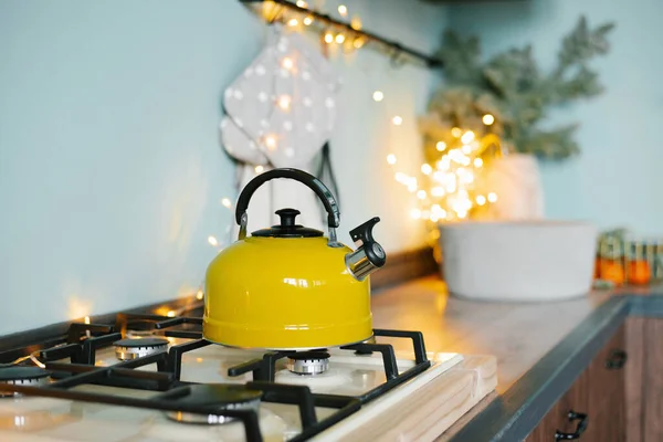 Une Théière Jaune Tient Sur Poêle Dans Cuisine Sur Fond — Photo