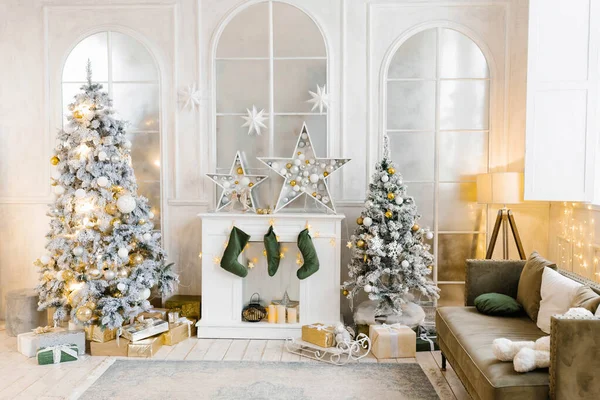 Яскрава Затишна Вітальня Великою Елегантною Ялинкою Прикрашена Різдво — стокове фото