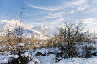 Özbekistan 'da kışın Chimgan Dağı, güneşli ve soğuk bir günde. Taşkent yolu boyunca